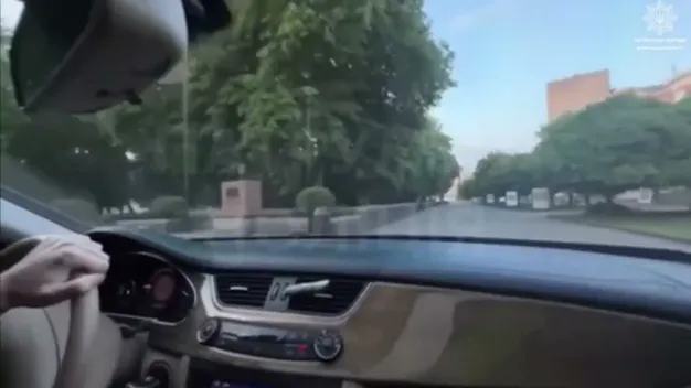 Заради хайпу: в центрі Ковеля молодик ганяв на «мерсі» тротуаром (відео)