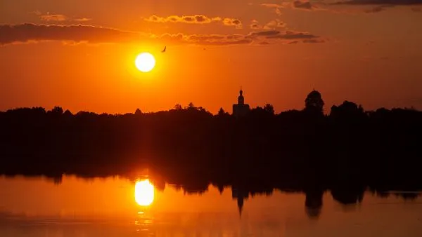 У небі і в воді: неймовірний захід сонця біля Луцька (фото)