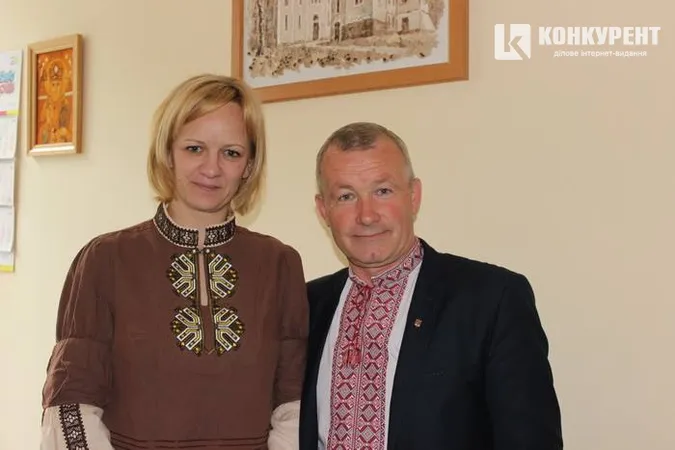Луцькі чиновники вийшли на роботу у вишиванках (фото)
