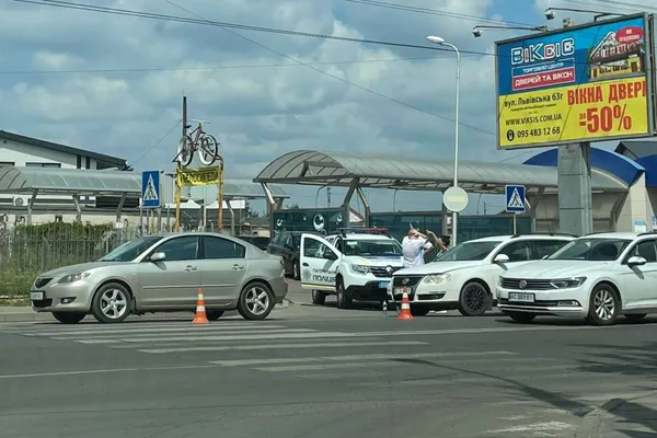 У Луцьку на Конякіна сталася ДТП: дорогу не поділили два легковики (фото, відео)
