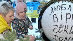 Замість прикрас – імена полонених: у Луцьку рідні воїнів прикрасили «Ялинку надії»