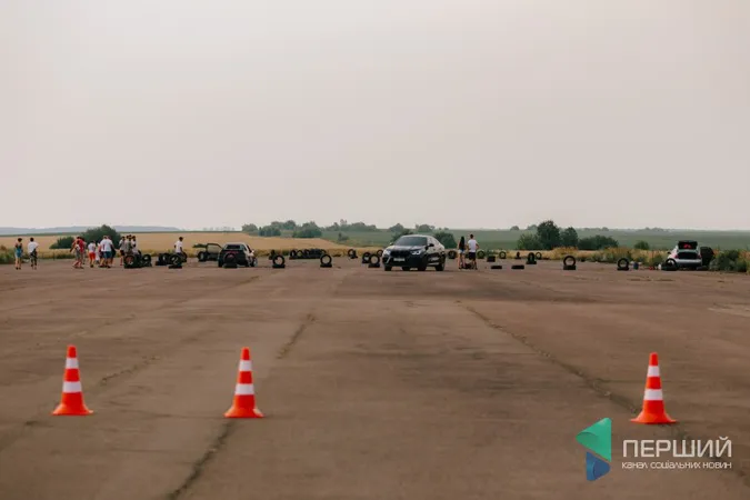 Драйв та адреналін: під Луцьком змагалися спортивні авто (фото)