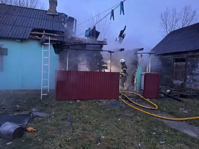 Горіли будівлі та комбайн: за добу на Волині сталися п'ять пожеж (фото)