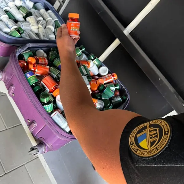 💊 Замість речей – валіза з БАДами:  китаєць хотів провезти майже дві сотні упаковок через «Устилуг»