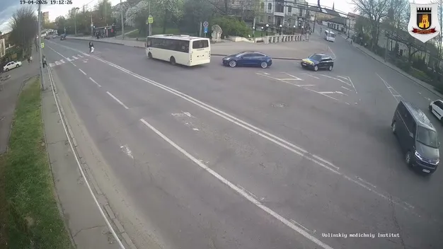 У Луцьку Tesla в'їхала в автобус (відео)