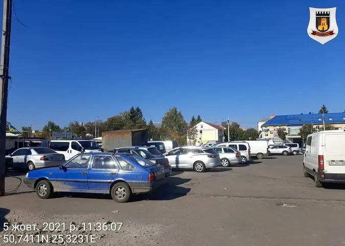 У Луцьку з території «Старого» ринку демонтують контейнери (фото, відео)