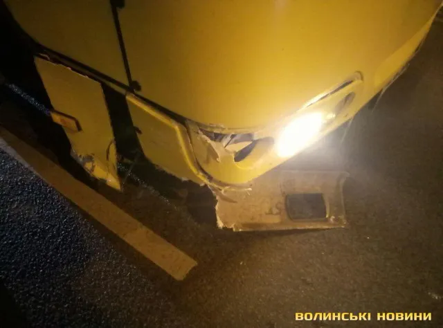 У Луцьку Mercedes влетів у маршрутку (фото)