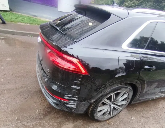 У Луцьку автомобіль Audi потрощив паркан і врізався у бетонну стіну