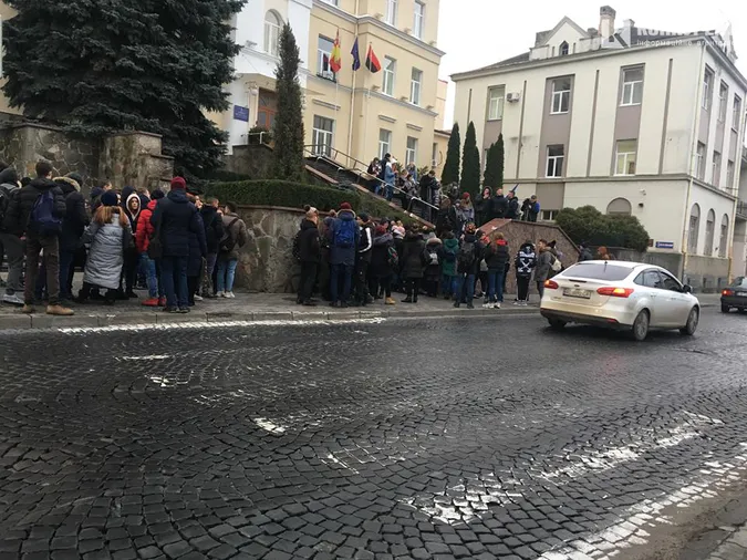 «Пустовіт, виходь!» – студенти протестують під Луцькрадою (фото, оновлюється)