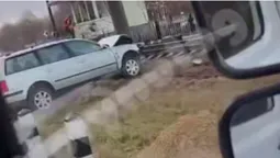 У Луцькому районі авто влетіло в стовп на залізничному переїзді (відео)