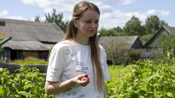 «Спина каже «До побачення»: як мати й донька з Черемошного заробляють на малині