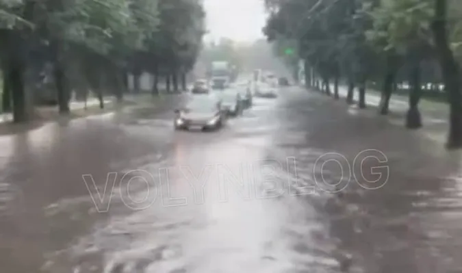 Після легенького дощу у Луцьку знову попливли вулиці (відео)