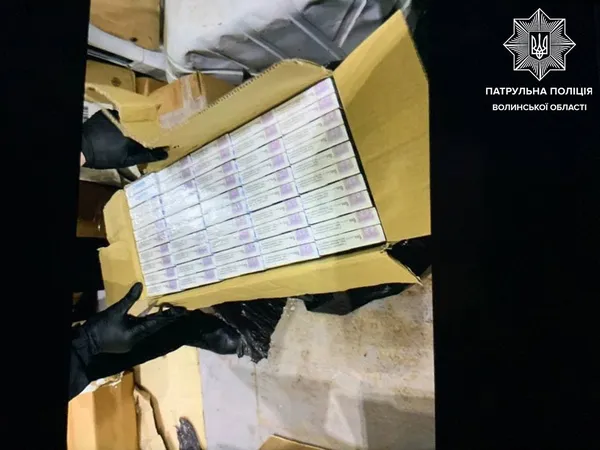 П’яний, з наркотиками та контрабандою: у Луцьку водій кинув у поліцейське авто хабар (фото)