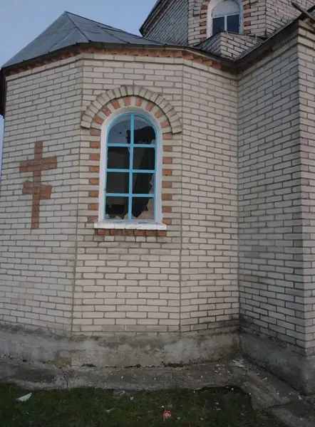 На Волині малолітні вандали закидали капличку вазами з могил та бруківкою (фото)