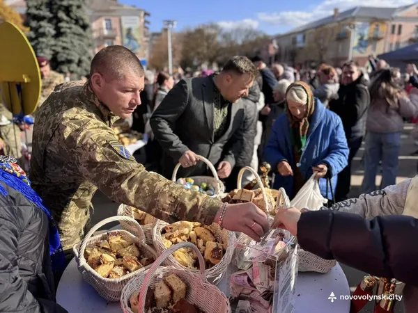 Метр у висоту та 200 кг ваги: на Волині спекли рекордну паску (фото)