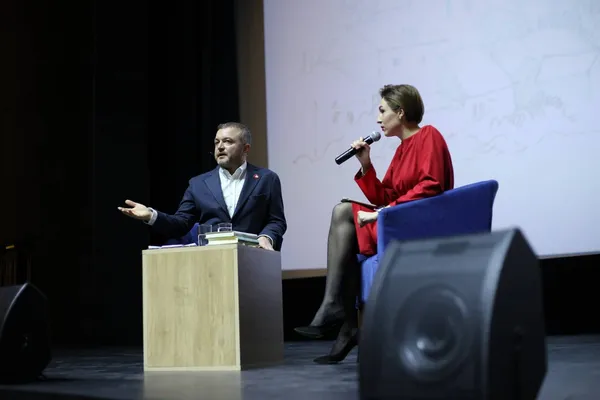 «Тимчасова влада використовує місто виключно для себе». Про що говорив Андрій Покровський у Луцьку