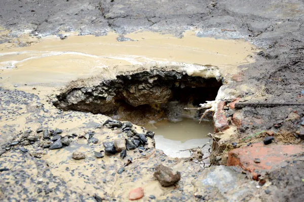 На вулиці Лесі Українки ліквідовують прорив водопроводу (фото)