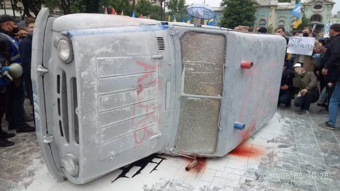 На мітингу проти Авакова в Києві підпалили «бобік» (ФОТО, ВІДЕО)
