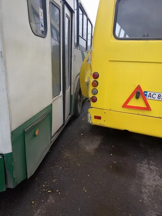 У центрі Луцька тролейбус протаранив дві маршрутки (фото)
