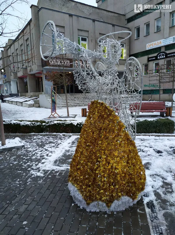 На центральній вулиці Луцька «оселилися» янголи (фото)