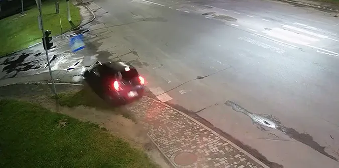 Показали, як у Луцьку вночі п'яна жінка на «ніссані» збила дорожній знак (відео)