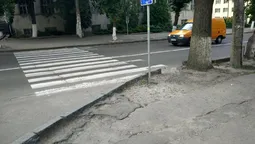 Лучани скаржаться на аварійні  тротуари в центрі міста (фото)