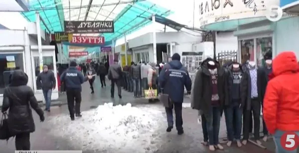 «Продають навіть дітям»: на луцькому ринку відловлювали нелегальних продавців піротехніки