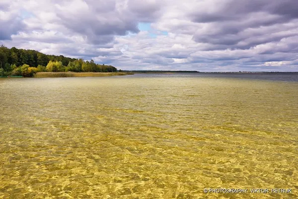 Луцький фотограф змалював осінній Світязь у фото