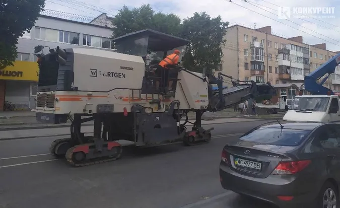 Довбають і латають: що коїться на проспекті Волі в Луцьку (фото)
