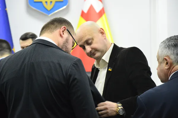 ...а Ткачук розгядає та «зацінює», певно, новий піджак радника міського голови...