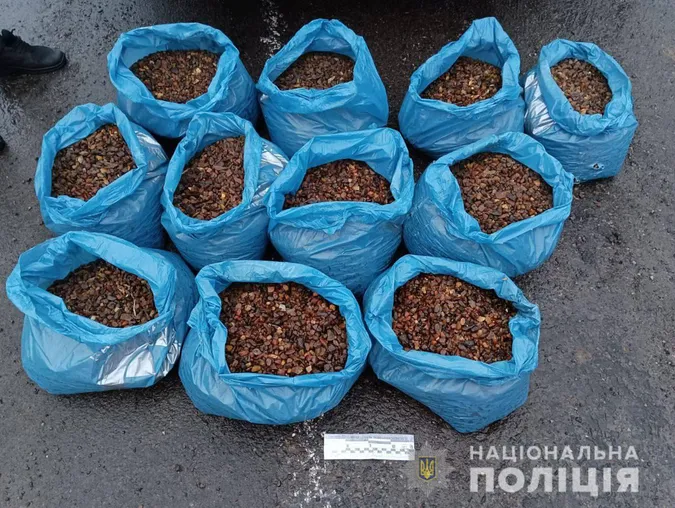 У Маневичах на блокпості зупинили «запаковану» бурштином «тойоту» (фото, відео)