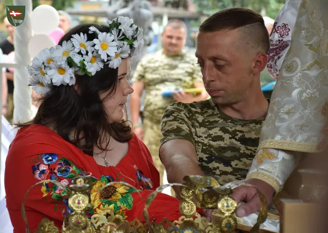 На Донеччині у волинській бригаді відгуляли подвійне весілля (фото)