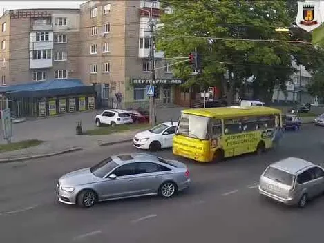 ДТП на повороті: у Луцьку водійка «пежо» не розібралася зі смугами (відео)