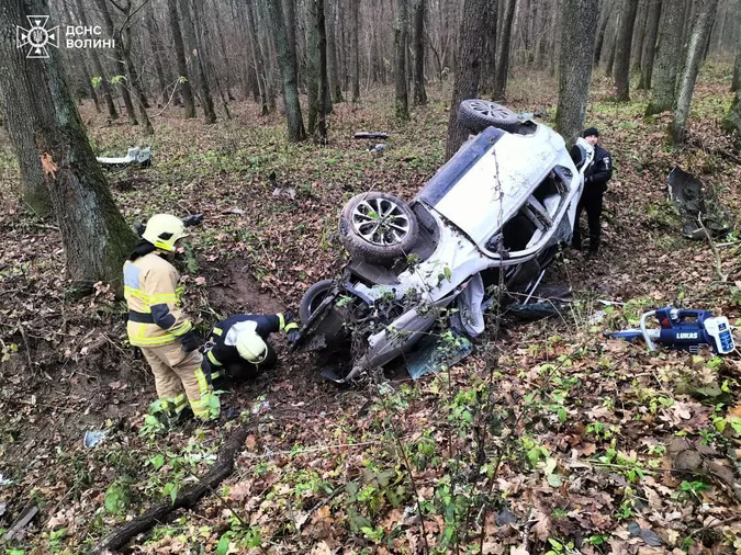 Потерпілих витягали очевидці: у Луцькому районі легковик злетів з дороги і перекинувся на дах