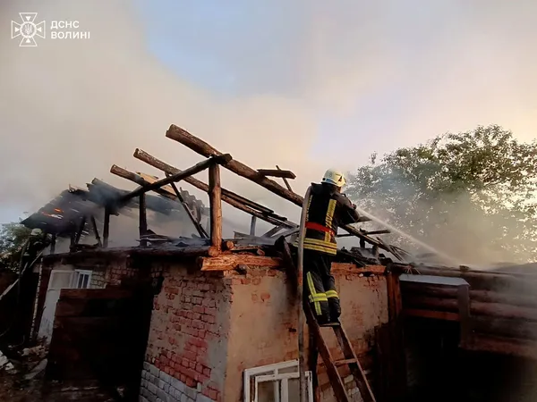 На Волині блискавка влучила в господарську споруду – згоріла частина покрівлі (фото)