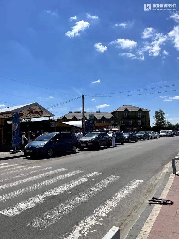 Повні пляжі, черги з авто та пончики: що зараз відбувається на Світязі (фото)