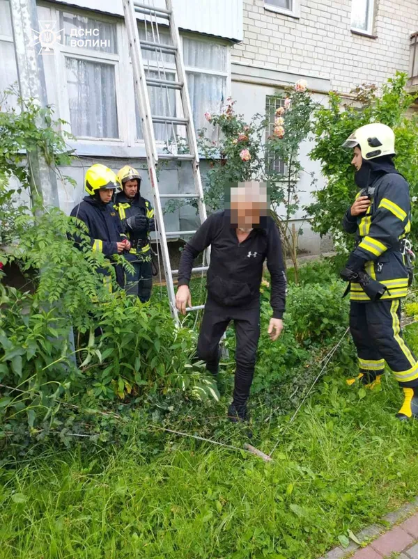Луцькі рятувальники зняли чоловіка з балкону третього поверху (фото)