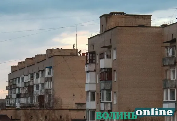 У Луцьку хлопці влаштували небезпечний «паркур» на даху багатоповерхівки (фото)