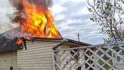 Дим валив через дах: в Маневичах зайнялась господарська споруда (фото)