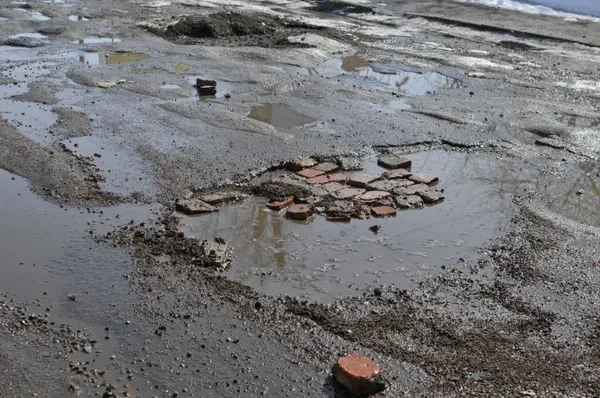 Муніципали спіймали лучан, які викидають сміття на тротуари (фото)