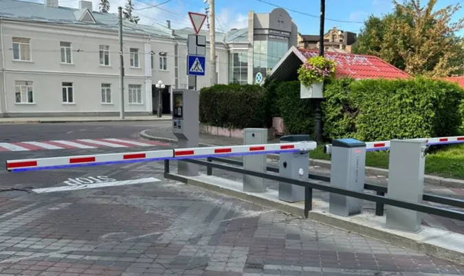 У центрі Луцька запрацювала платна парковка: який тариф (фото)