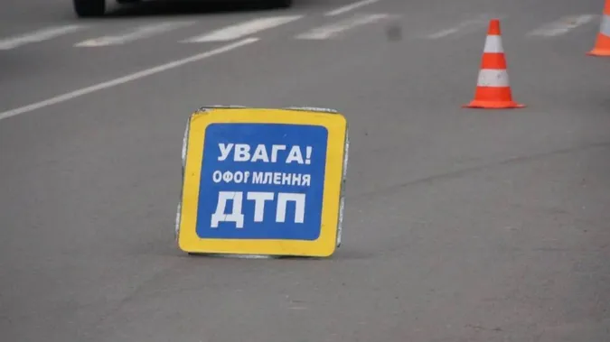 У Луцьку бус наїхав на пішохода: чоловік – у лікарні (фото)