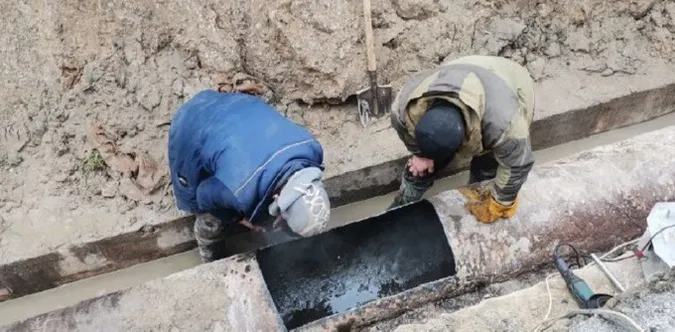 Труба прогнила у трьох місцях: коли у Луцьку залатають тепломережу на Соборності (фото, відео)