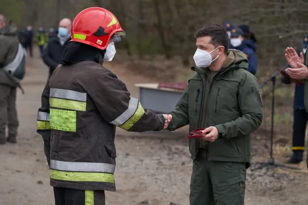 Зеленський нагородив рятувальників, які гасили пожежу у Чорнобильській зоні (фото)