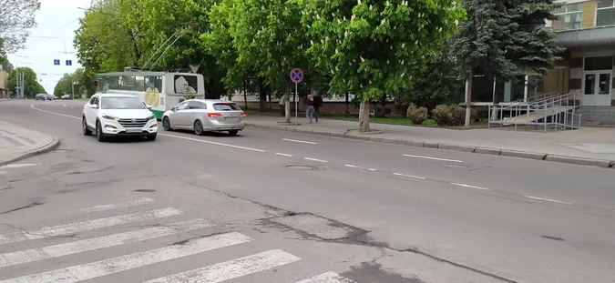 У Луцьку на Винниченка із суцільної лінії зробили переривчасту (фотофакт)