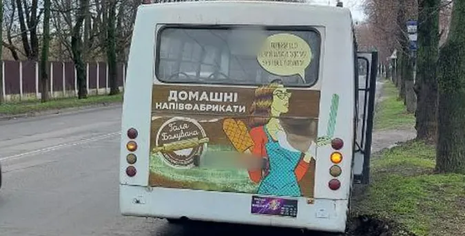У Луцьку маршрутка врізалась у дерево і збила дорожній знак (фото)