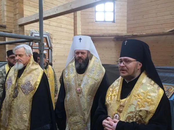 У Волновасі освятили хрести на храм, який допомагали зводити лучани (фото)