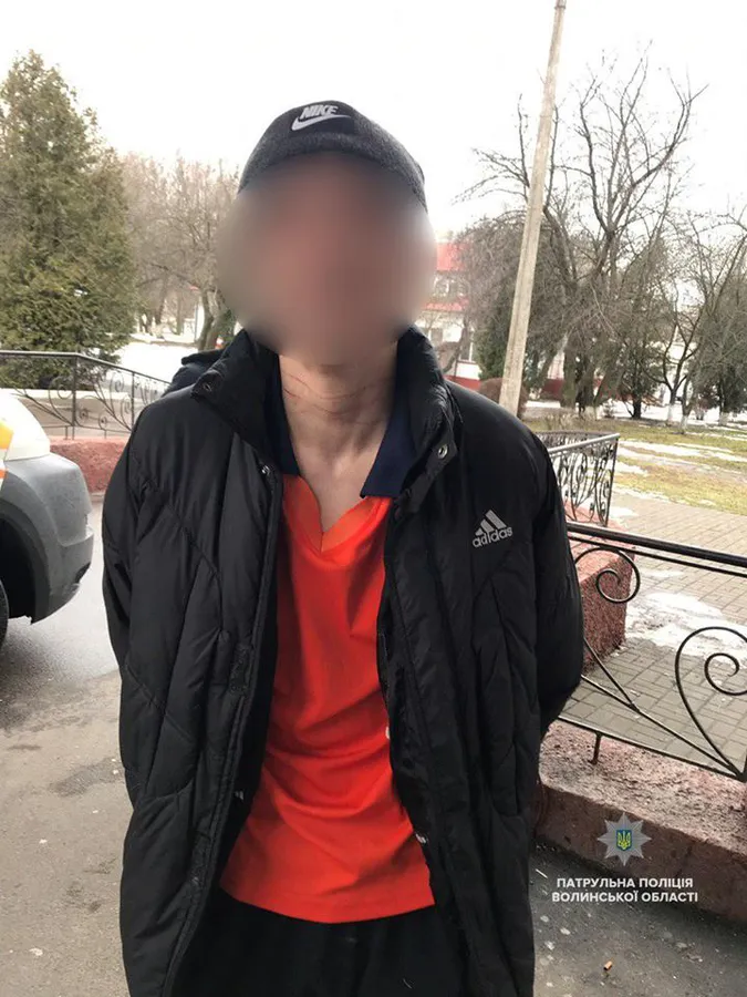 «Від безвиході» у Луцьку юнак порізав себе ножем (фото)