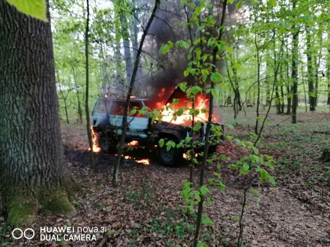 Посеред лісу на Волині знову підпалили джип на «бляхах»