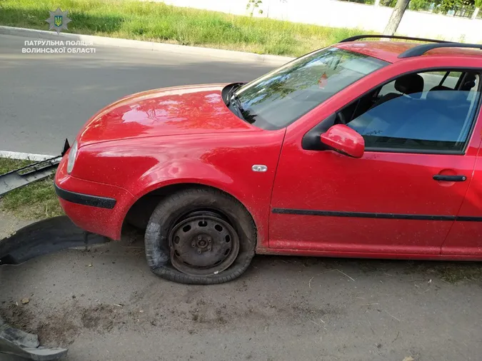 Волинські патрульні затримали п’яну жінку, яка везла подругу і дітей (фото, відео)